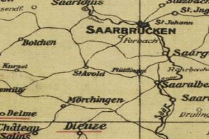 Ein detaillierter alter Stadtplan von Saarbrücken, Deutschland, mit Straßen, Gebäuden und Sehenswürdigkeiten, der klassische Schrifttext enthält, der den Standort der Stadt angibt.