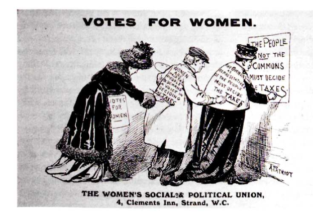 Drei Frauen in traditioneller Kleidung halten ein Schild mit der Aufschrift "Women's Suffrage: The Women's Social & Political Union" gegen einen hellblauen Himmel mit weißen Wolken.