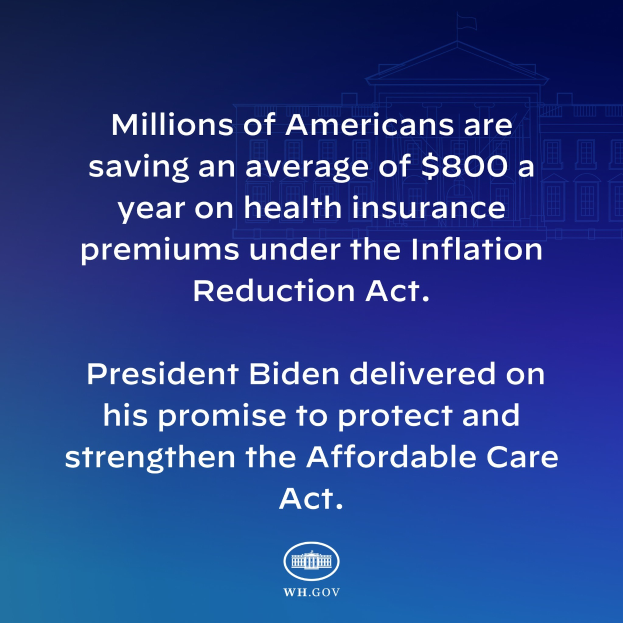 Blauer Hintergrund mit weißer Schrift, die besagt, dass Millionen von Amerikanern durchschnittlich $800 im Jahr an den Gesundheitsversicherungsprämien durch das Inflation Reduction Act sparen, mittig mit einem Logo.