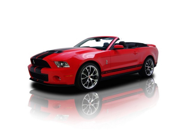 Ein rotes und schwarzes Auto.