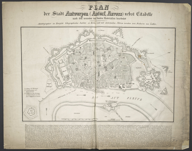 Eine detaillierte Karte von Berlin auf dem Cover eines alten Buches mit Texten über die Bevölkerung, Sehenswürdigkeiten und Straßen der Stadt.