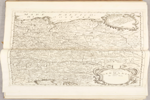 Ein altes Buch mit einer detaillierten Karte von Deutschland, das verschiedene Regionen zeigt und begleitenden Text, der zusätzliche Informationen bietet.