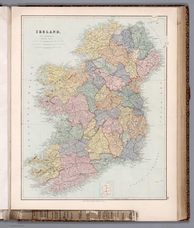 Ein altes Buch mit einer detaillierten Karte von Irland, das Landkreise und Regionen zeigt und von begleitendem Text umgeben ist.