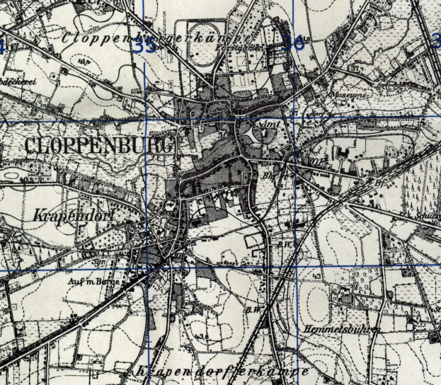 Eine Schwarz-Weiß-Karte von Cloppenburg, Deutschland, die Straßen, Gebäude und andere Merkmale mit Linien und Nummern anzeigt.