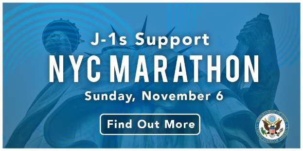 Plakat, das den New York City Marathon am Sonntag, den 6. November, mit dem Text 'j-1s unterstützt NYC Marathon' und dem Logo des Events bewirbt.