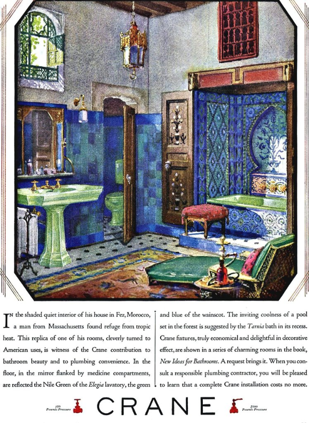 Eine Badezimmerszene mit Waschbecken, Wasserhahn, Spiegel, Lampe, Fenster, Tür, WC, Hocker, Stuhl, Badewanne und einem Teppich, dargestellt auf einer Buchseite mit gedrucktem Text.