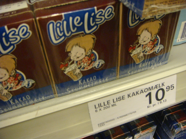 Ein Gestell mit verschiedenen Lebensmitteln und einem Etikett mit Text.