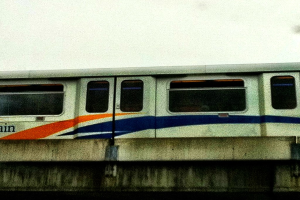 Ein Zug auf einer Brücke.