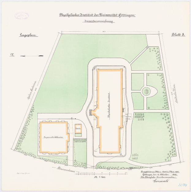 Eine handgezeichnete Architekturzeichnung eines Gebäudes mit einem zentralen Garten, umgeben von einem Zaun und einem Weg, der zur Tür führt.