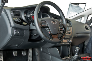 Innenansicht eines gekürzten Autos mit einer Tafel, die Text anzeigt, zusätzlicher Text oben und unten im Bild.