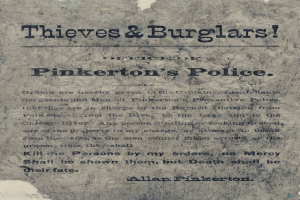 Ein Plakat mit fetter schwarzer Schrift, auf dem "Diebe & Einbrecher Pinkertons Polizei" steht, auf einem weißen Hintergrund, eingerahmt von einem schmalen schwarzen Rand.