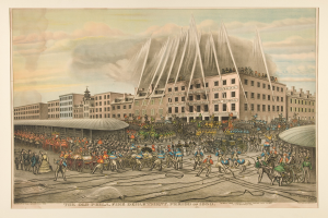 Eine Gruppe von Menschen vor einem Hydranten mit Pferden und Karren, umgeben von Gebäuden mit Fenstern, unter einem bewölkten Himmel, mit Text am unteren Bildrand.