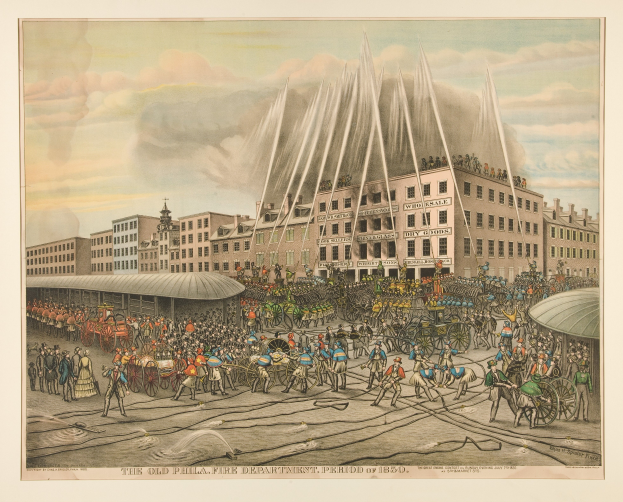 Eine Gruppe von Menschen vor einem Hydranten mit Pferden und Karren, umgeben von Gebäuden mit Fenstern, unter einem bewölkten Himmel, mit Text am unteren Bildrand.