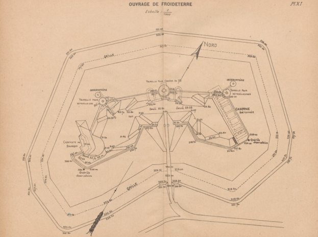 Ein altes Buch mit einer detaillierten Karte, die Straßen, Gebäude und Sehenswürdigkeiten zeigt, begleitet von beschreibendem Text.