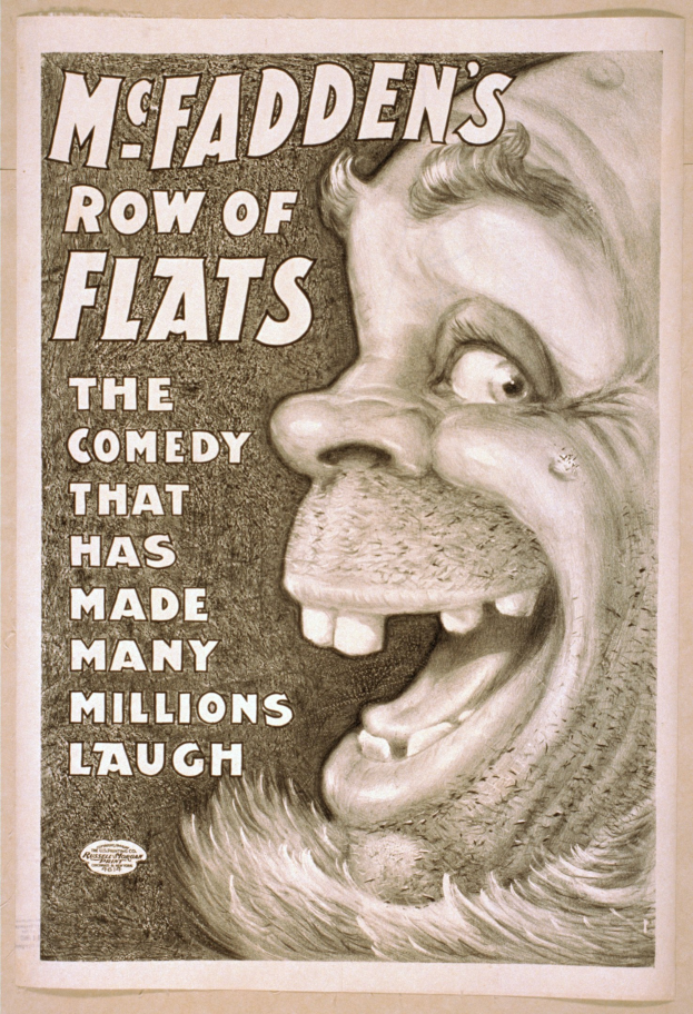 Plakat eines lachenden Menschen mit wilden Haaren, weit aufgerissenen Augen und einem strahlenden Grinsen vor einem hellgelben Hintergrund, mit der Aufschrift "McFadden's Row of Flats: The Comedy That Has Made Many Millions Laugh."