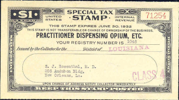 Schwarzer Hintergrund mit einem Steuerstempel, auf dem 'Practitioner Dispensing Opium, Inc.' steht