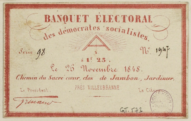 Alter Umschlag mit rotem Rand, der ein Stempel und den Text 'Banquet Electoral des Democrats Socialists' trägt.