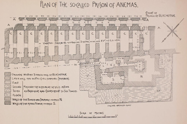 Ausführlicher architektonischer Plan des Anemas-Gefängnisses, der Räume, Korridore, Fenster und Türen auf Papier zeigt, mit begleitendem erklärendem Text.