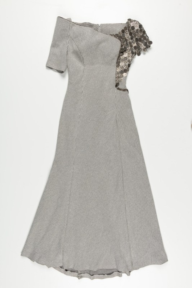 Schwarzes und weißes Paillettenkleid mit engem Oberteil und vollem Rock bis zur Kniehöhe auf weißem Hintergrund.