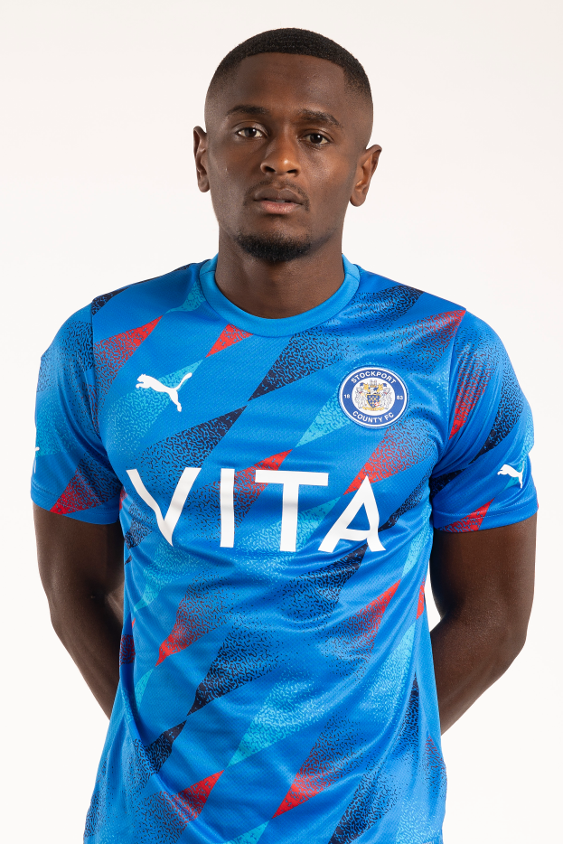 Ein Mann trägt ein blaues Leicester City Away-Shirt von der Saison 2018-19, das das Team-Logo, einen Rundhalsausschnitt und kurze Ärmel aufweist.