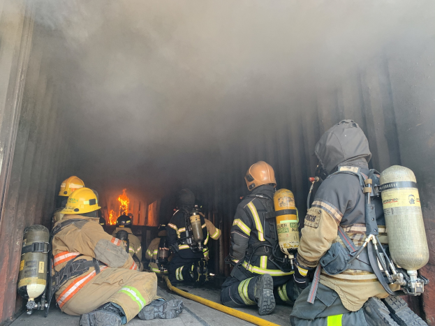 Feuerwehrleute in Schutzausrüstung sitzen im Heck eines raucherfüllten Trucks während einer Übung an der University of California, Berkeley.