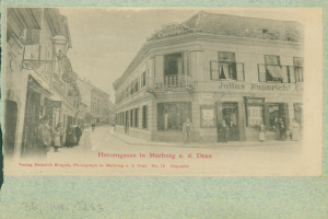 Ein altes Foto einer Stra√enszene in Marburg, Deutschland, mit Geb√§uden, Menschen und einem Himmel im Hintergrund, mit Text am unteren Rand des Bildes.
