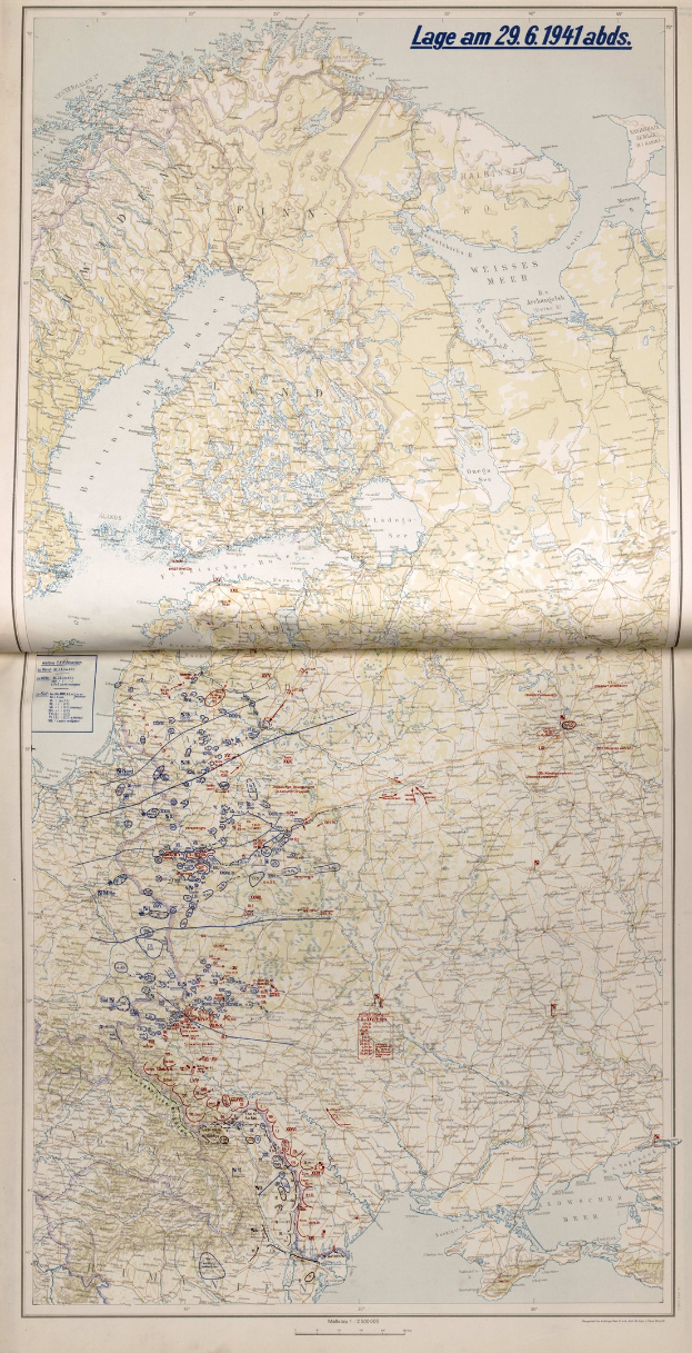 Ein altes Buch mit einer detaillierten Europakarte auf dem Cover, das geografische Merkmale wie Flüsse, Berge und Städte zeigt, begleitet von Text mit zusätzlichen Informationen.