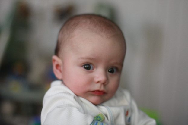 Ein Kind mit unscharfem Hintergrund.