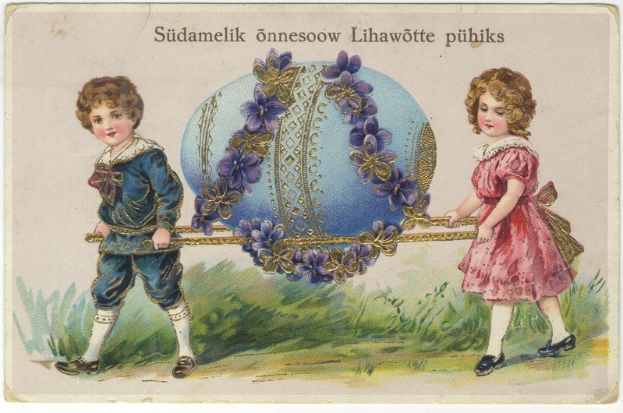 Zwei Kinder, ein Junge und ein Mödchen, stehen nebeneinander und halten Ostereier gegen einen Hintergrund aus grünem Gras und einem blauen Himmel.