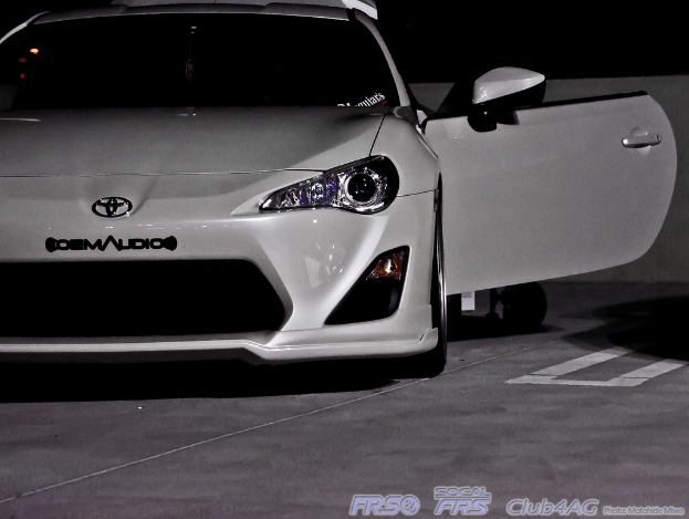 Ein Auto mit ge√∂ffneter T√ľr, mit Text in der unteren rechten Ecke.