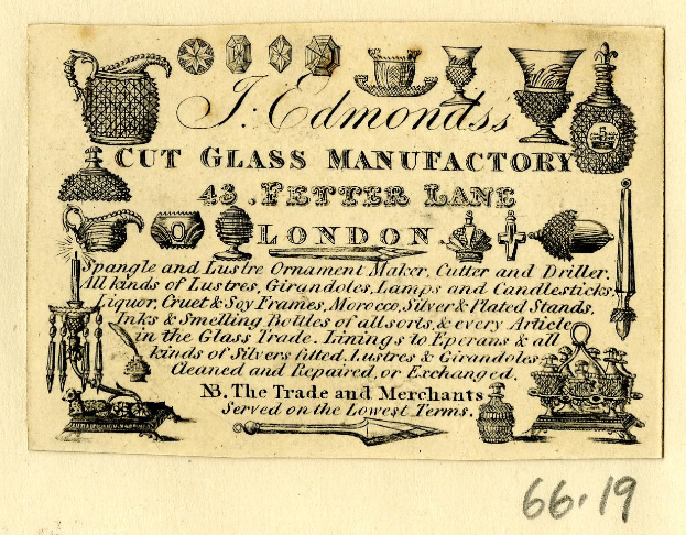 Schwarze und weiße Anzeige für eine Londoner Glasfabrik, die Text und Illustrationen von Glaswaren und Fertigungsgegenständen zeigt.