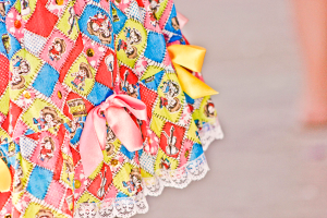 Mehrfarbiger Stoff mit verschiedenen Cartoon-Abbildern.