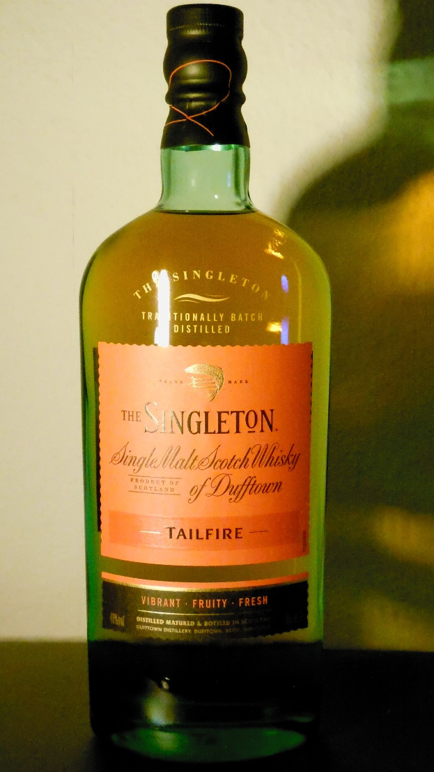 Dunkle Bernsteinflasche von Singleton of Dufftown Tailfire Single Malt Scotch Whisky mit einem schwarzen Etikett, das ein Löwen- und Schlosswappen zeigt.