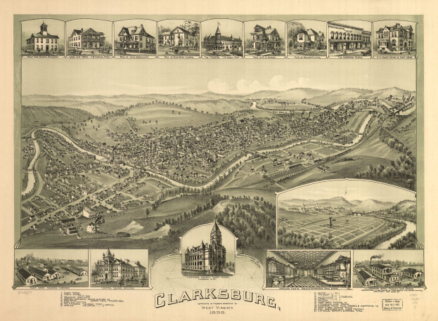 Ein altes Stadtplan von Clarksburg, Virginia, mit Gebäuden, Bäumen, Hügeln und dem Himmel, mit Text unten.