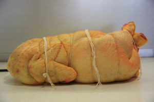 Fleisch mit Fäden auf weißem Hintergrund.