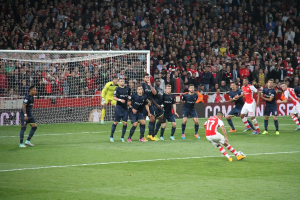 Fussballspieler auf einem Feld mit einer grossen Menge im Hintergrund.