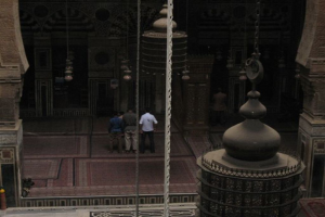 Innenansicht einer Kathedralkirche mit mehreren stehenden Personen.