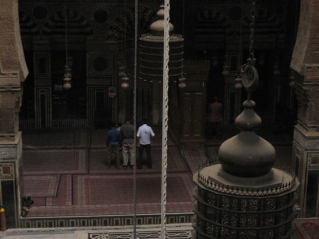 Innenansicht einer Kathedralkirche mit mehreren stehenden Personen.