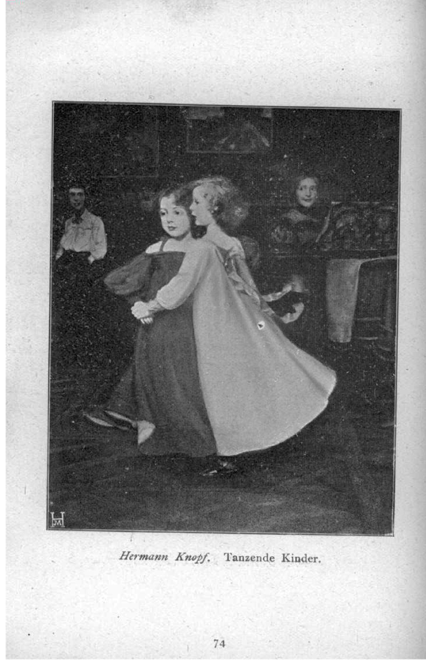 Zwei junge Mädchen tanzen in einem Raum, mit ein paar Leuten im Hintergrund, schwarzes und weißes Foto mit Text 'Hermann Knopf, Tanzende Kinder' unten.