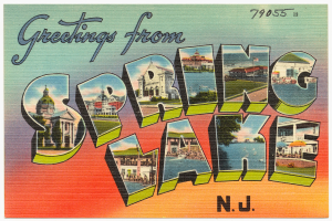 Eine Szene mit Text, Gebäuden, Wasser, Dächern, Pfählen, Zelten, Gras, Boden und Bäumen.