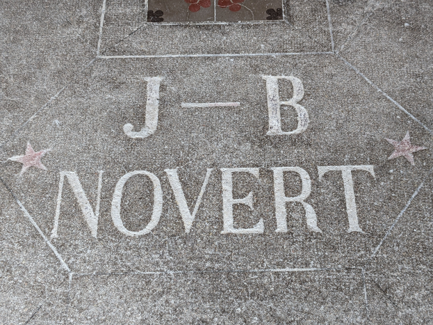 Ein Stern auf dem Hollywood Walk of Fame mit der Inschrift "J.B. Novert" in der Mitte, umgeben von Sternen.