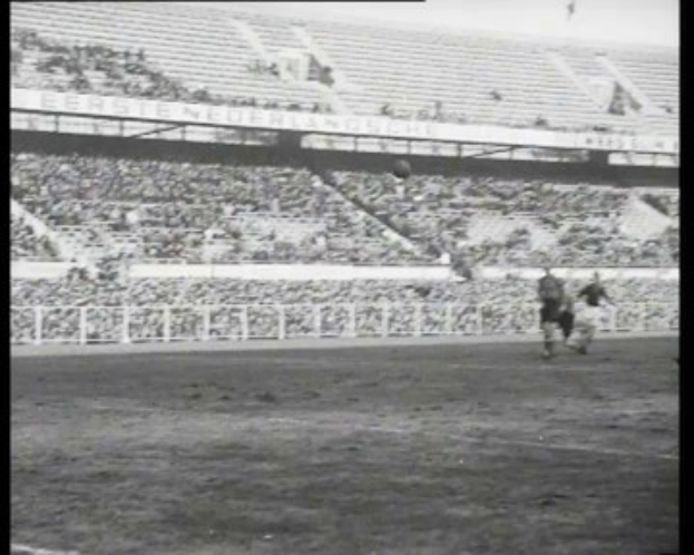 Schwarzes und weißes Foto von einem Finale der näheren Fußball-Liga der Niederlande 1961-1962 in einem Stadion, das Spieler auf dem Feld und Zuschauer in den Rängen zeigt.