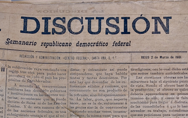 Gelblicher Zeitungsausschnitt mit schwarzer Tinte, Überschrift "Semanario Repúblicano Democrático Federal", das Wort "Diskussion" leicht zerknittert.