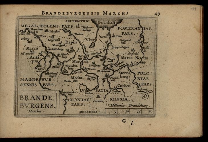 Altes Buch mit einer detaillierten Karte der Brandenburg-Region Deutschlands auf einem schwarzen Hintergrund, einschließlich geografischer Merkmale und Text.