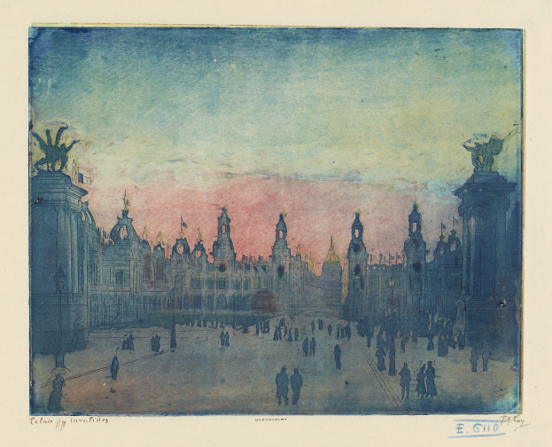 Ein Bild eines belebten Stadtplatzes mit Passanten, umgeben von Gebaeuden und Statuen, mit Text unten.