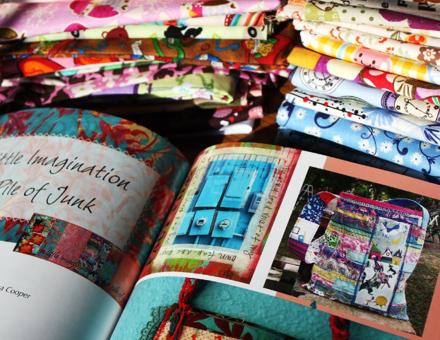 Ein einzelnes Buch mit einem sichtbaren Buchrücken und Cover.