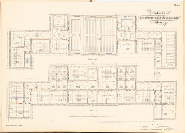 Offenes Buch mit detailliertem Grundriss des Berliner Olympischen Gymnasiums mit begleitendem Text zur Beschreibung seines Layouts.