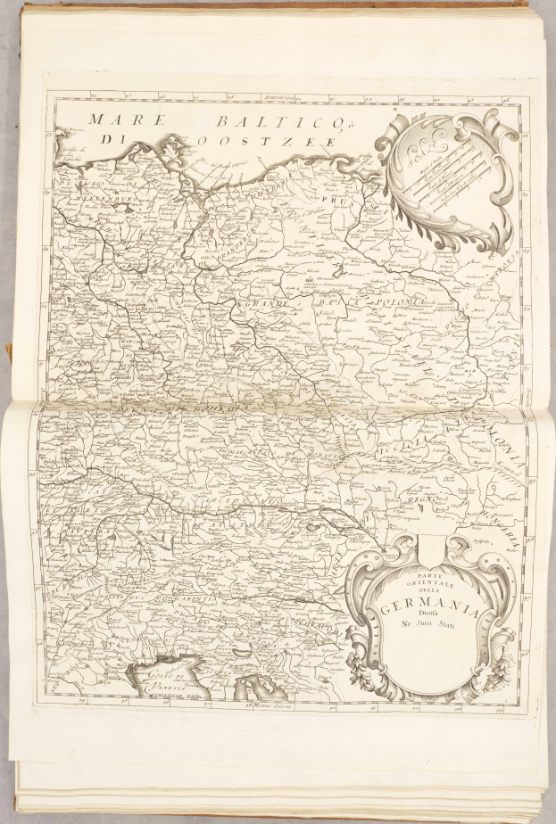 Ein altes Buch mit einer detaillierten Deutschlandkarte und begleitendem Text.