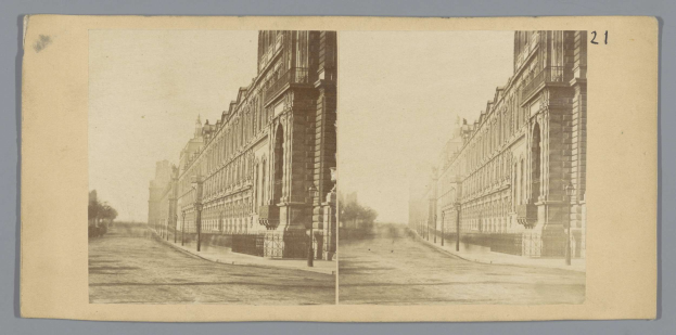 Schwarz-weiß-Foto einer Stadtstraße in New York City mit Gebäuden, Straßenlaternen, Bäumen und Himmel im Hintergrund, mit dem Text "New York Public Library, New York City" unten.