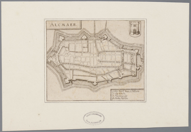 Eine detaillierte handgezeichnete Karte der Stadt Alcmaer, die Straßen, Gebäude und Sehenswürdigkeiten zeigt, mit begleitendem Text, der zusätzliche Informationen bietet.